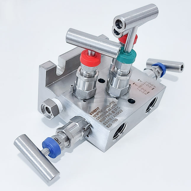 Manifold para instrumentacion de 5 vias Comfit, montaje directo, 1/2"NPTF x Flanged x 1/4"NPTF con tapón de venteo, 316SS, C5VIM-DM-03-4CVP