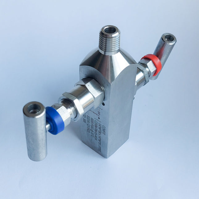 Manifold para instrumentación de 2 vias Comfit, montaje remoto, 1/4"NPTM x 1/4"NPTF x 1/4"NPTF 6000 PSI,  316SS, C2VIM-RM-05-I4O4
